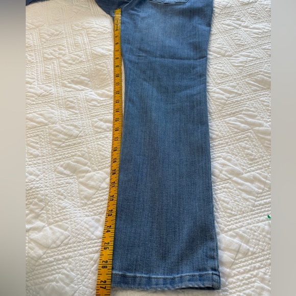 L.L. Bean EUC Light Wash BeanFlex Jeans Size 10P - Picture 10 of 10